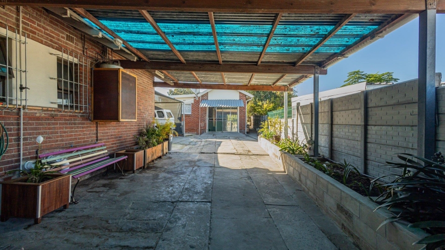 5 Bedroom Property for Sale in Avondale Western Cape